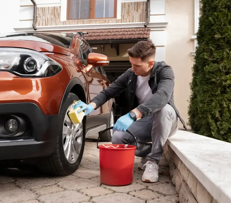 Lavage auto à domicile Les Cerqueux : professionnel intervenant sur un véhicule